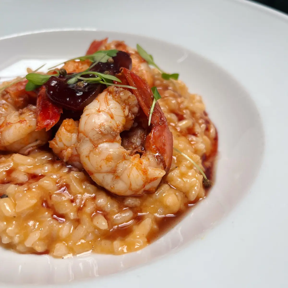 Risotto com camarões inteiros e rebentos.