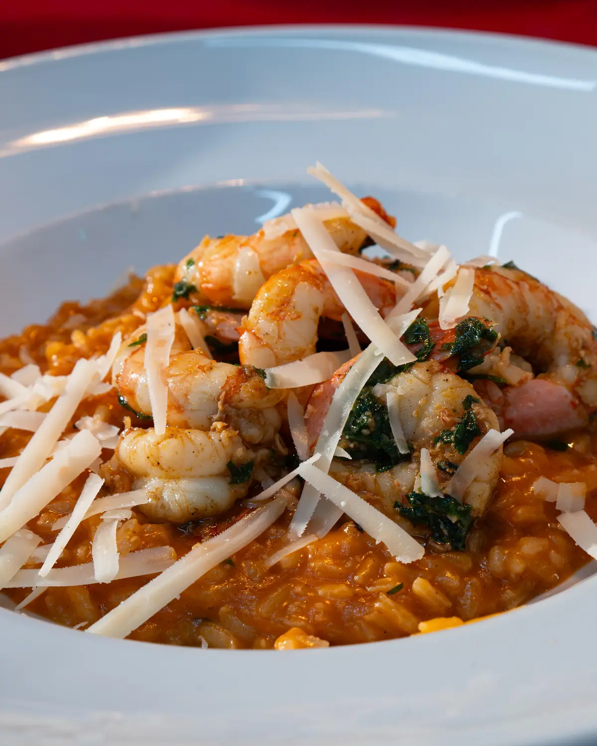 Risotto de camarão com lascas de parmesão e salsa.
